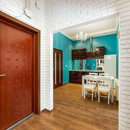 Stylish Apartment With A Balcony Overlooking The Park Odesa Exterior foto