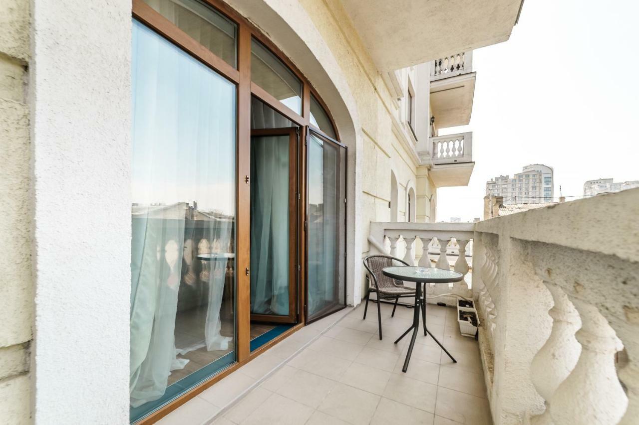 Stylish Apartment With A Balcony Overlooking The Park Odesa Exterior foto