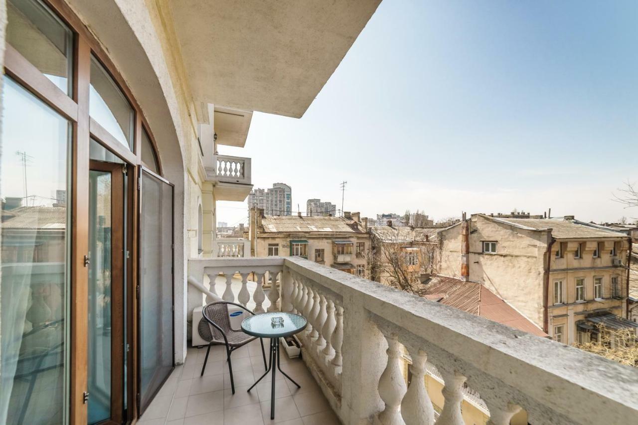 Stylish Apartment With A Balcony Overlooking The Park Odesa Exterior foto