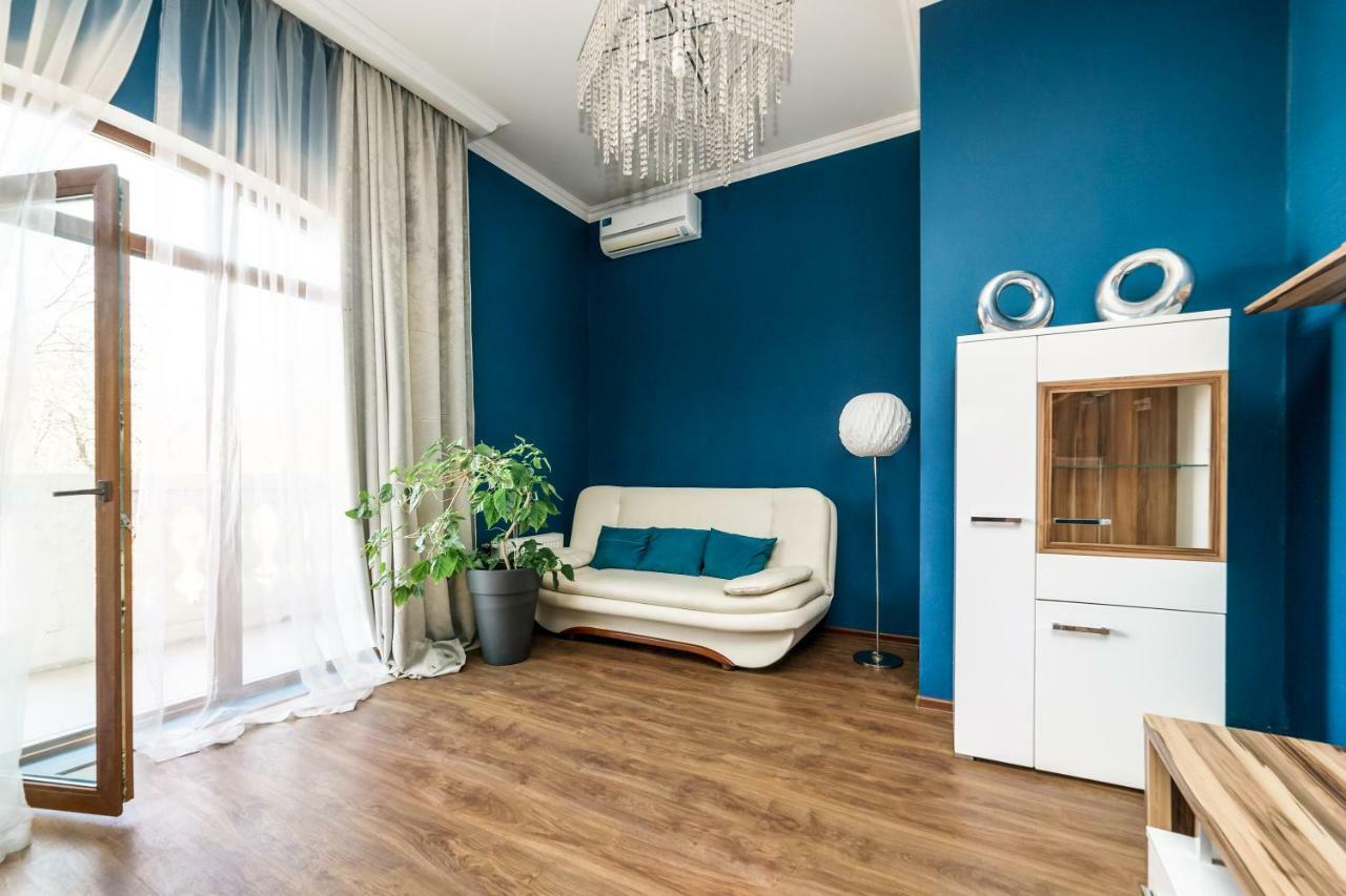Stylish Apartment With A Balcony Overlooking The Park Odesa Exterior foto